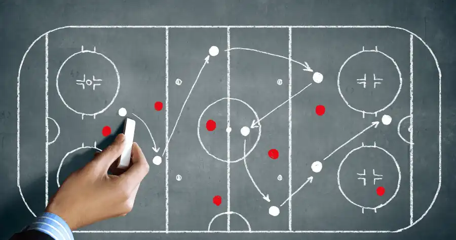 Digital Marketing strategia per lo sport rappresentata in un disegno fatto da un uomo d'affari di un campo da calcio